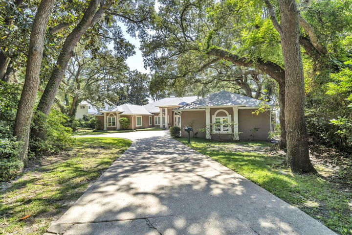 Property Photo: 809 E Miracle Strip Parkway FL 32569
