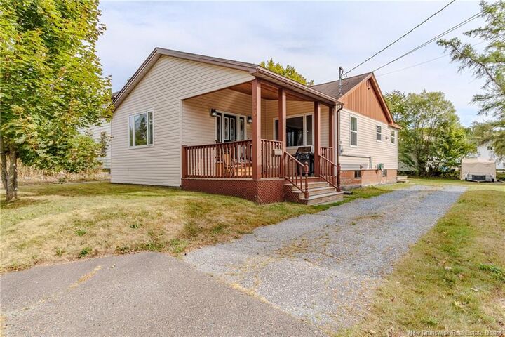 Photo de la propriété:  210 Molson Avenue  NB E2M 3J3 