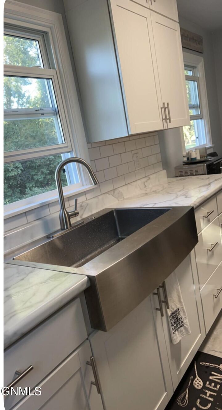 Property Photo:  324 2nd Avenue W  ND 58535 