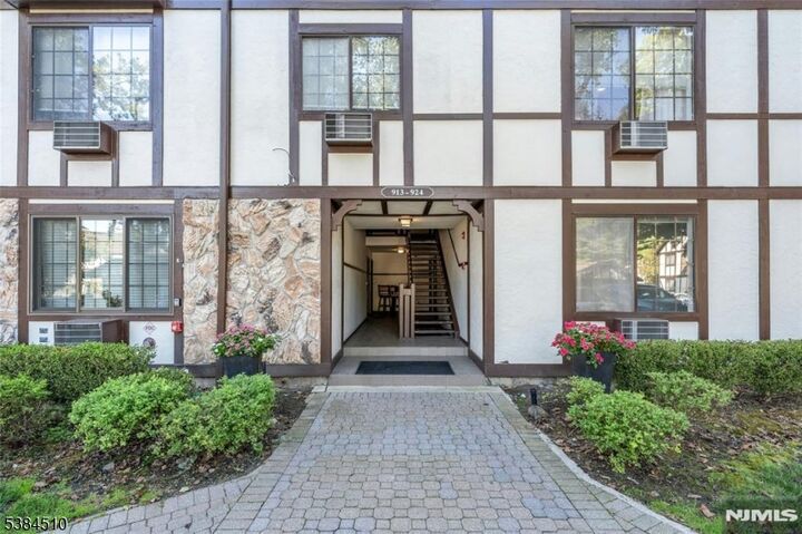Property Photo:  916 Thoreau Ct 916  NJ 07430 