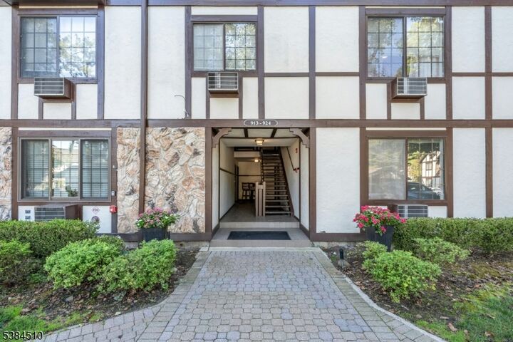 Property Photo:  916 Thoreau Ct 916  NJ 07430 