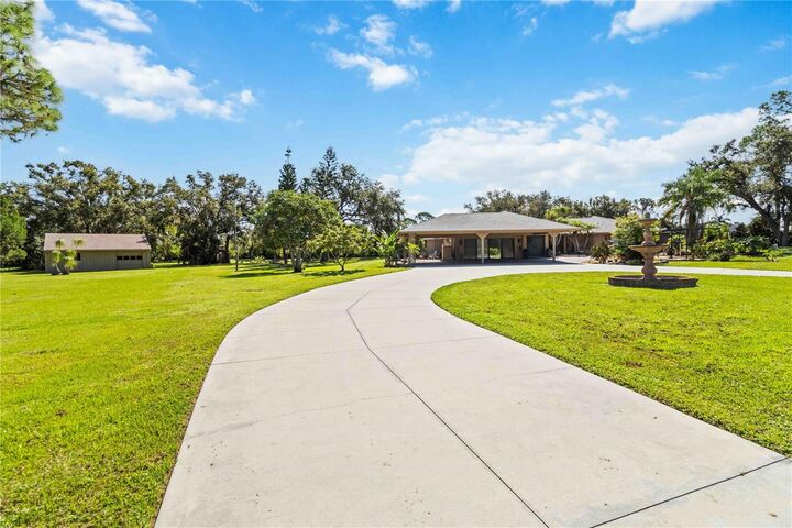 Property Photo: 701 Eaglenook Way FL 34229