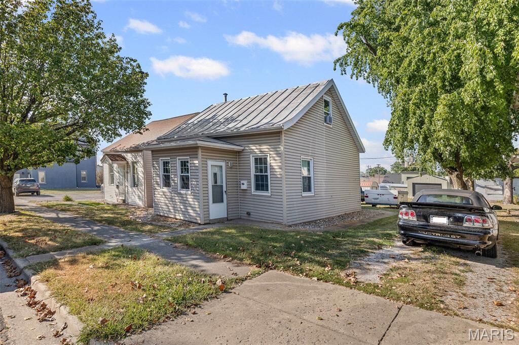 Property Photo:  335 W 4th Street  IL 62298 