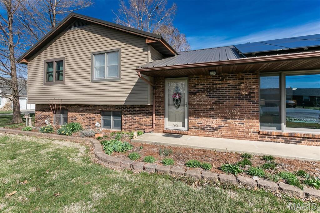 Property Photo: 701 W Brookline Street IL 62014