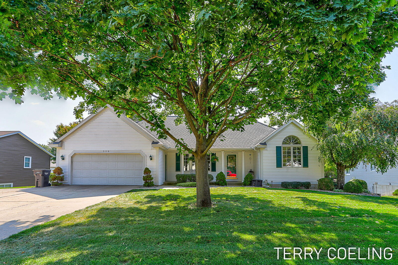 Property Photo:  3110 N Bluff Court  MI 49426