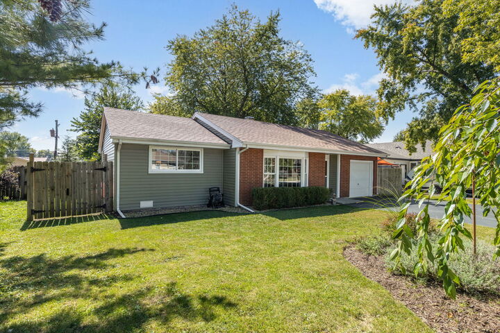 Property Photo:  1805 Pinecrest Lane  IL 60046 