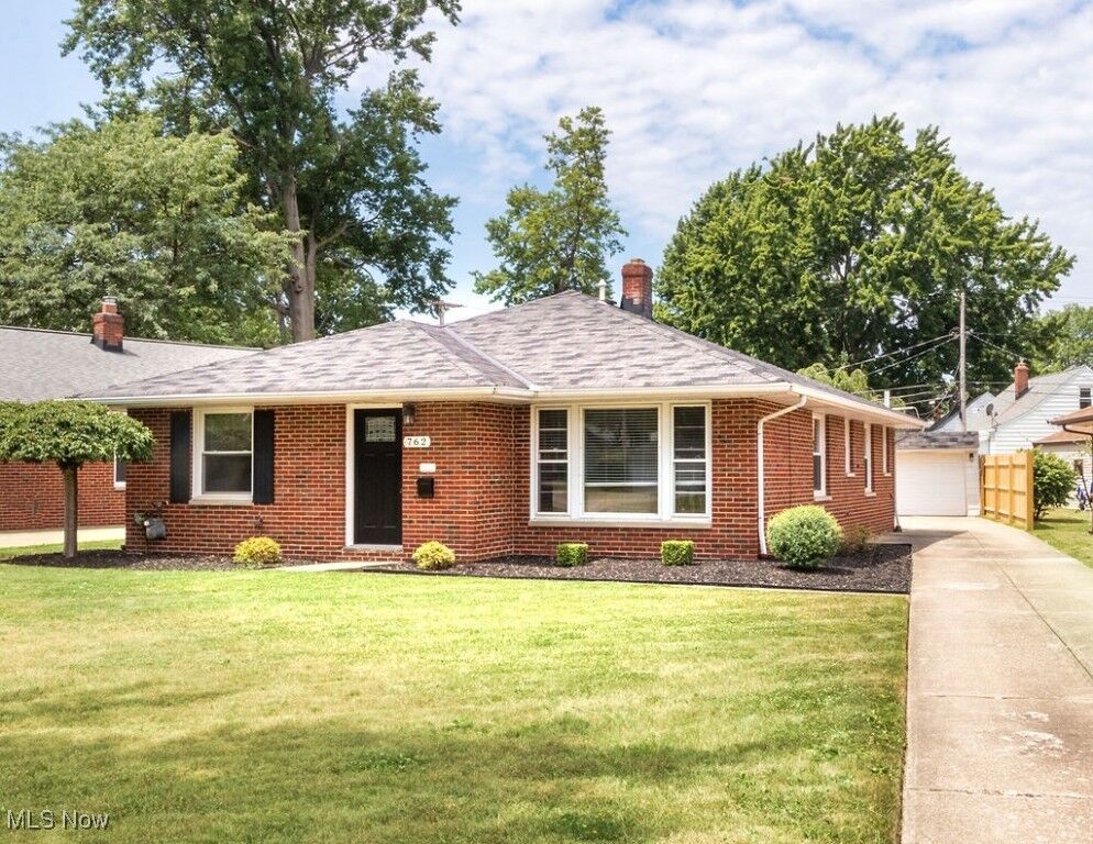 Property Photo: 762 Bayridge Boulevard OH 44095
