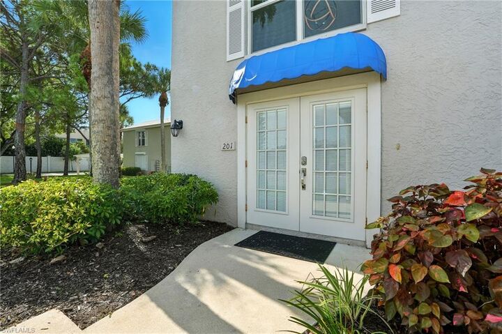 Property Photo: 876 Gulf Pavilion Dr 201 FL 34108