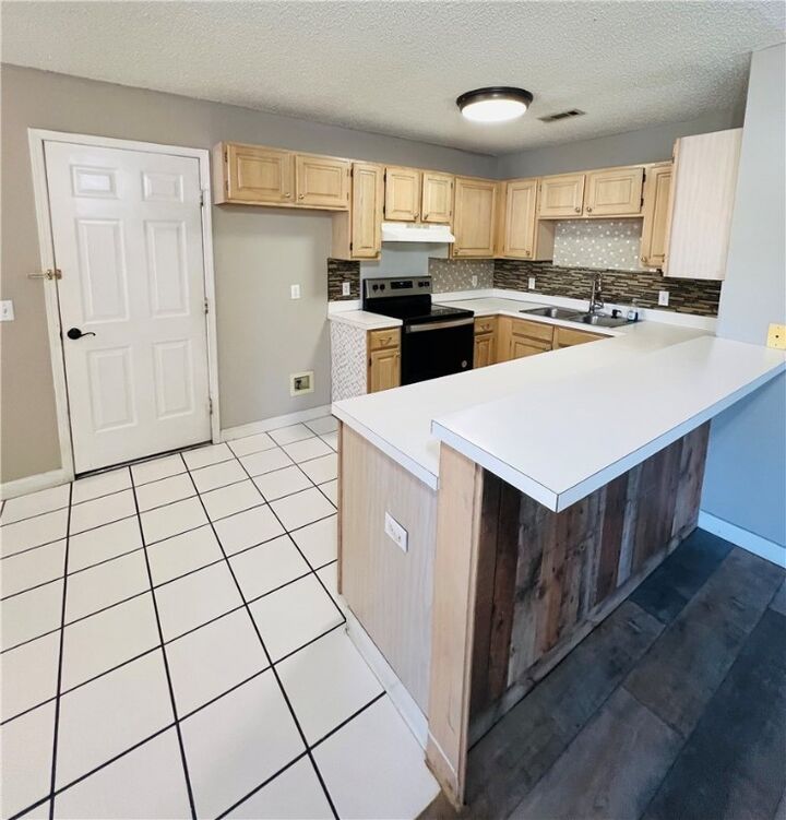 Property Photo: 3119 W Essex Drive AR 72704