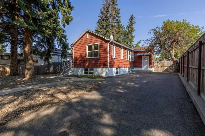 Property Photo:  1323 6 Avenue N  AB T1H 0S9 