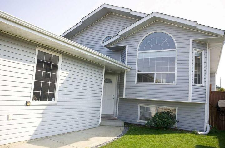 Property Photo: 7 Langford Cres. Crescent AB T4R 2X1