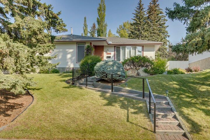 5751 Dalmead Crescent NW  Calgary AB T3A 1E8 photo
