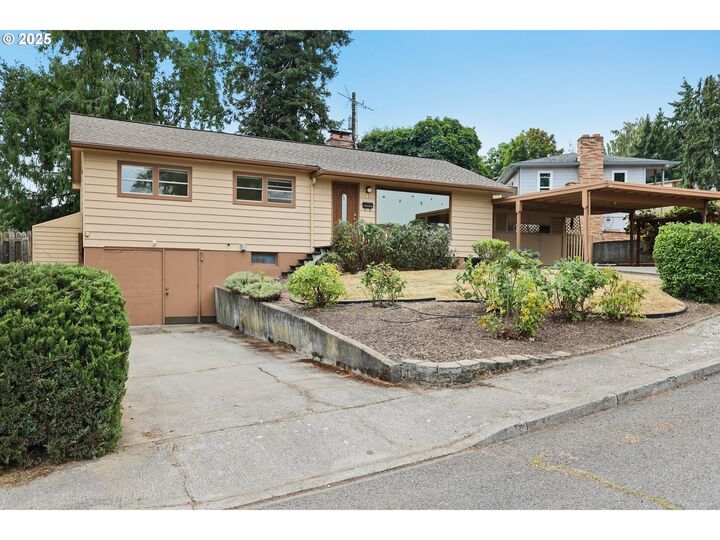 Property Photo:  716 E 20th St  OR 97058 