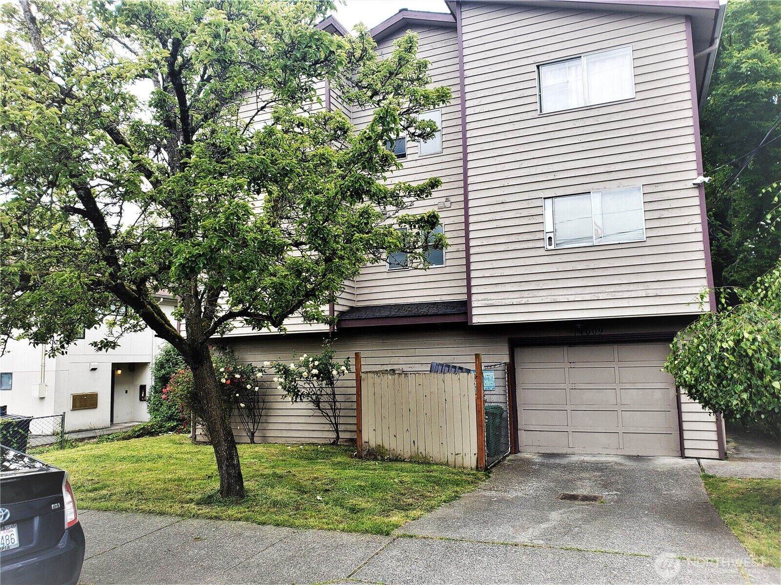 Property Photo: 14009 32nd Avenue NE 101 WA 98125