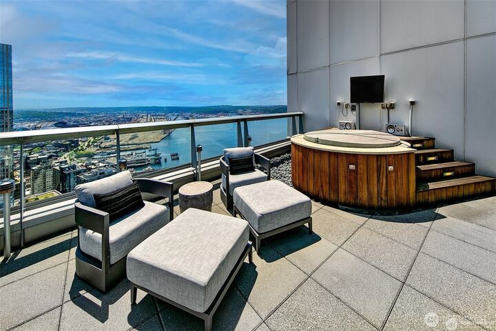 Property Photo:  1521  2nd Avenue 3801  WA 98101 