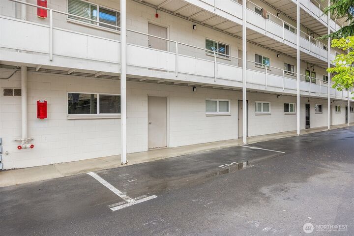 Property Photo:  201  2nd Street S 103  WA 98033 