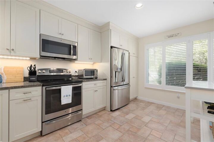 Property Photo: 6 Pendleton Place RI 02882
