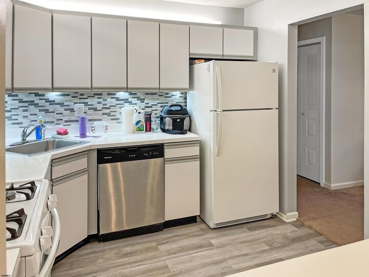 Property Photo:  22 Colonial Ct 22  NJ 08205