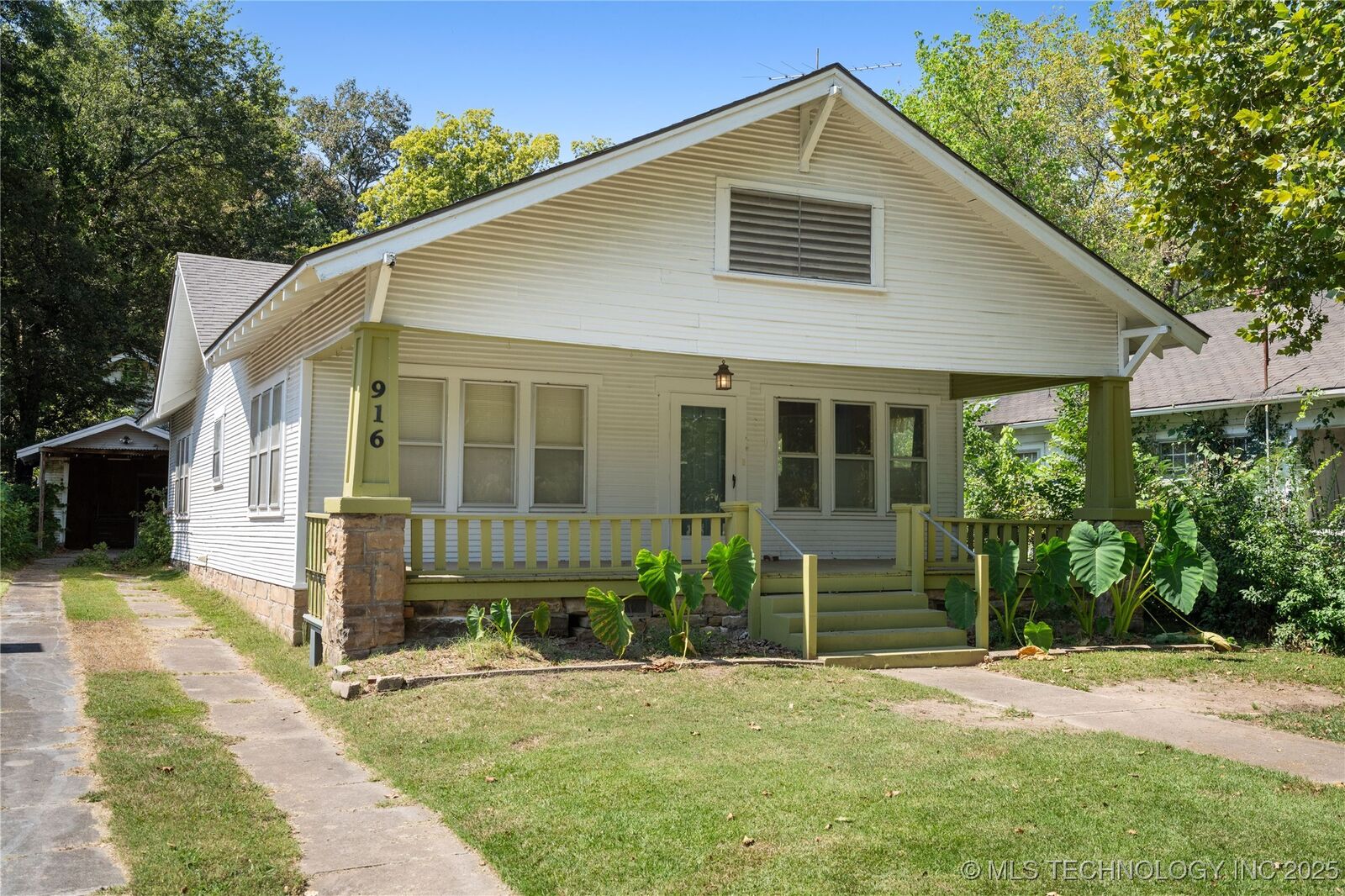 Property Photo:  916 S Okmulgee Avenue  OK 74447 