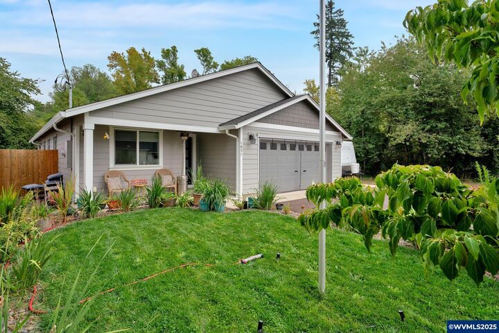 Property Photo:  1651 13th Av  OR 97386 