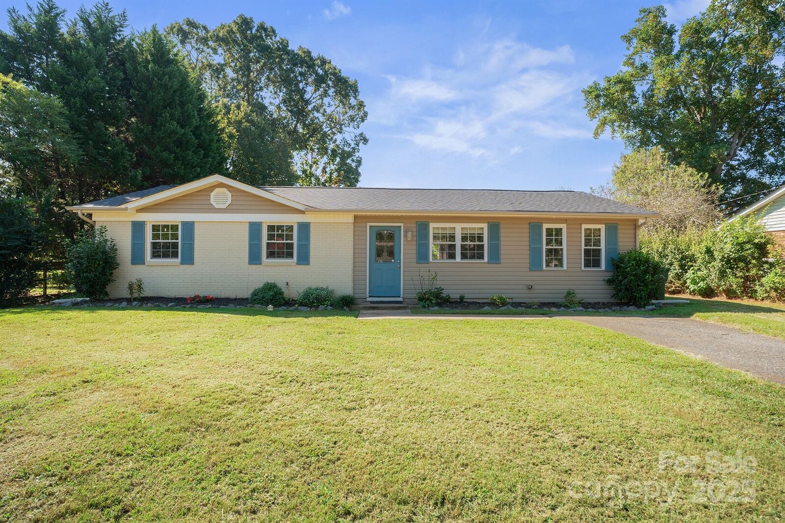 Property Photo:  421 Avon Avenue  NC 28166 