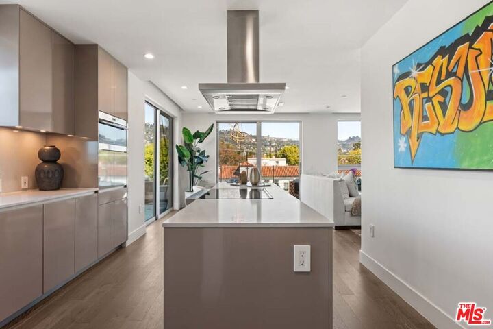 Property Photo: 728 N Sweetzer Ave CA 90069