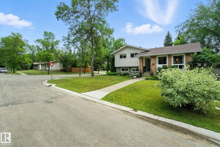 Property Photo:  2 Laydon Drive  AB T8N 2N2 