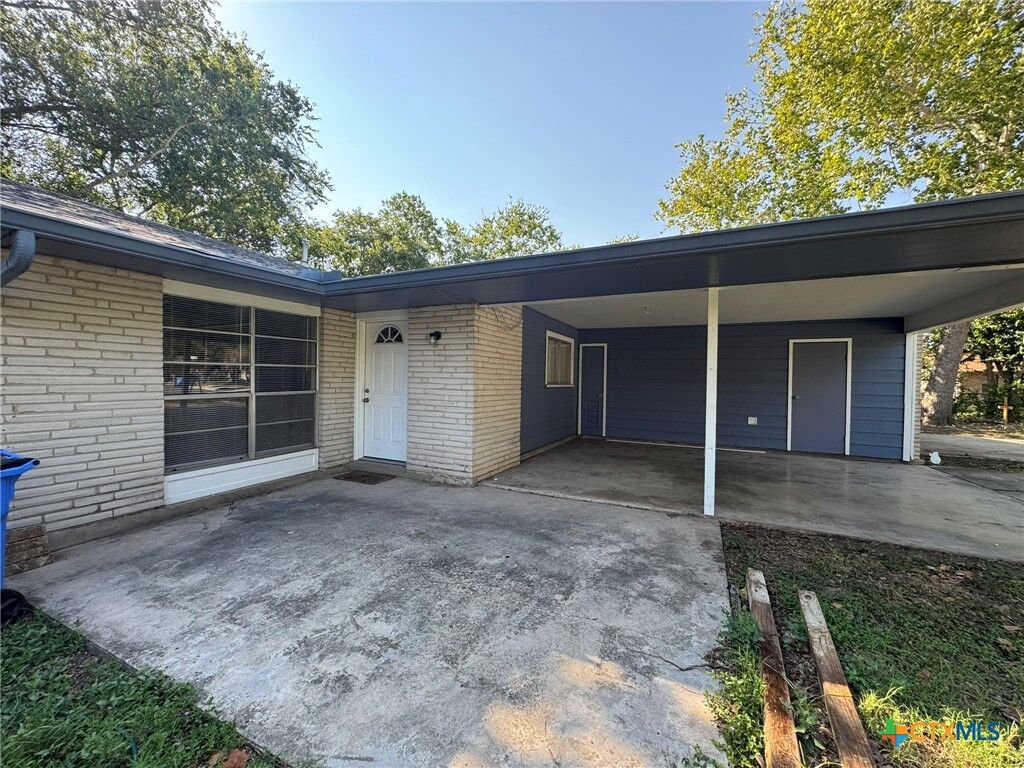 Property Photo:  813 Burges Street  TX 78155 