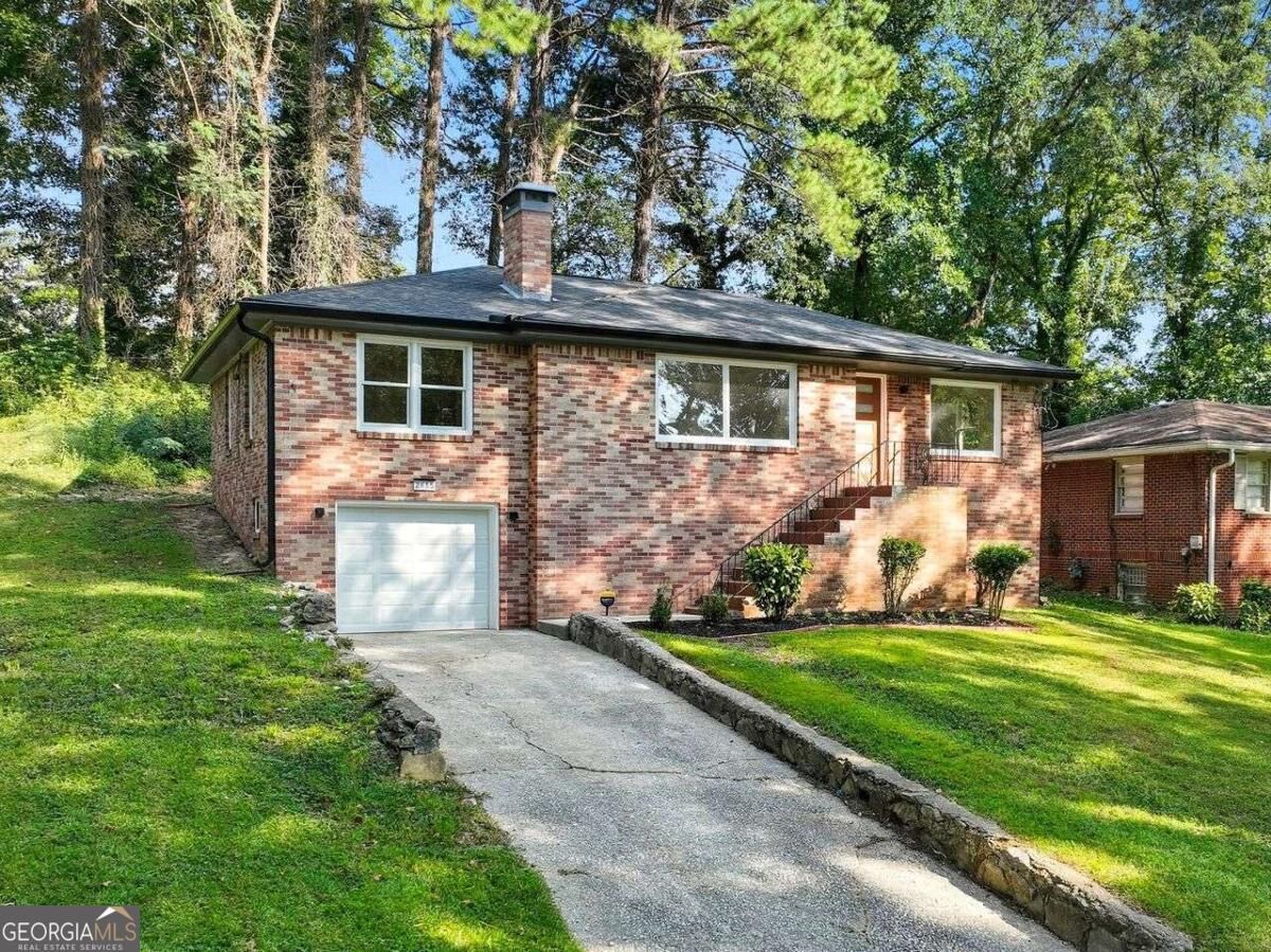 Property Photo: 2885 Dale Creek Drive NW GA 30318