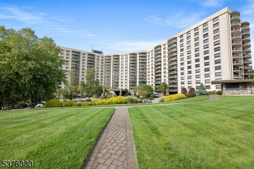Property Photo:  2 Claridge Dr 10ew  NJ 07044 