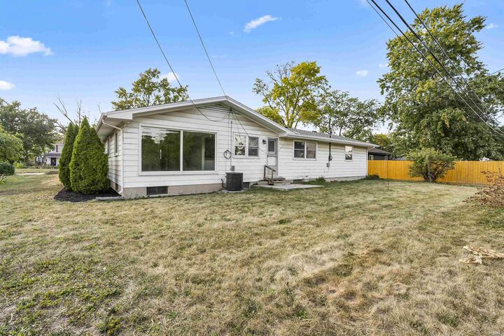 Property Photo:  5532 Riviera Drive  IN 46825-5712 