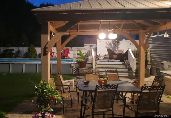 Property Photo:  