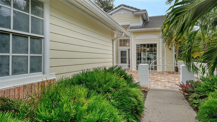 Property Photo:  7607 Whitebridge Glen  FL 34201 