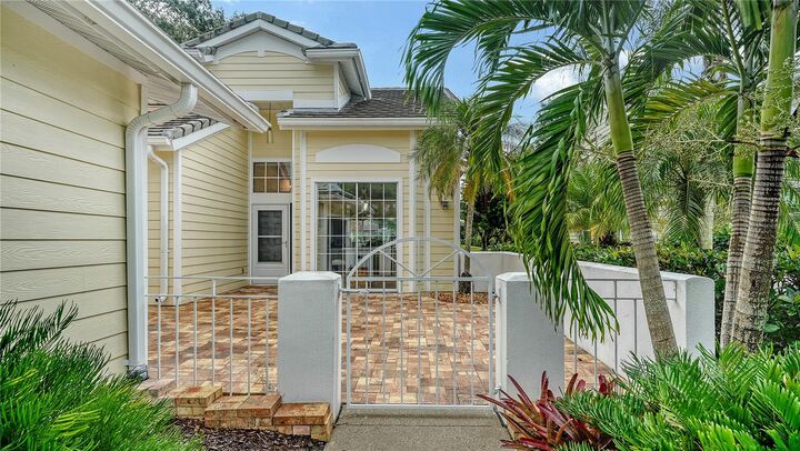 Property Photo:  7607 Whitebridge Glen  FL 34201 