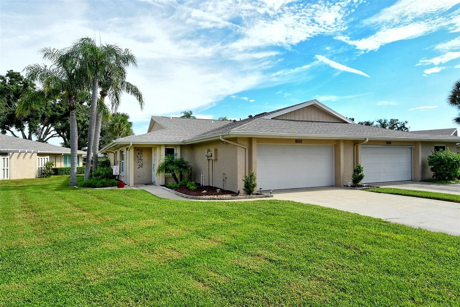 Property Photo:  5609 Evergreen Drive 28  FL 34233 