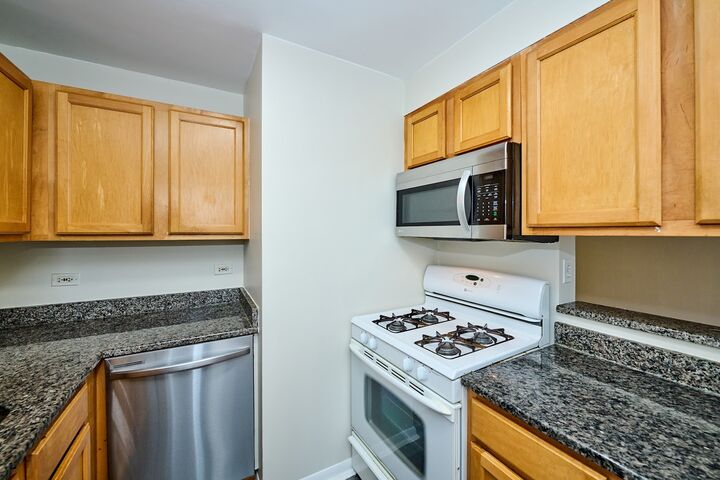 Property Photo:  2424 W Estes Avenue 3D  IL 60645 