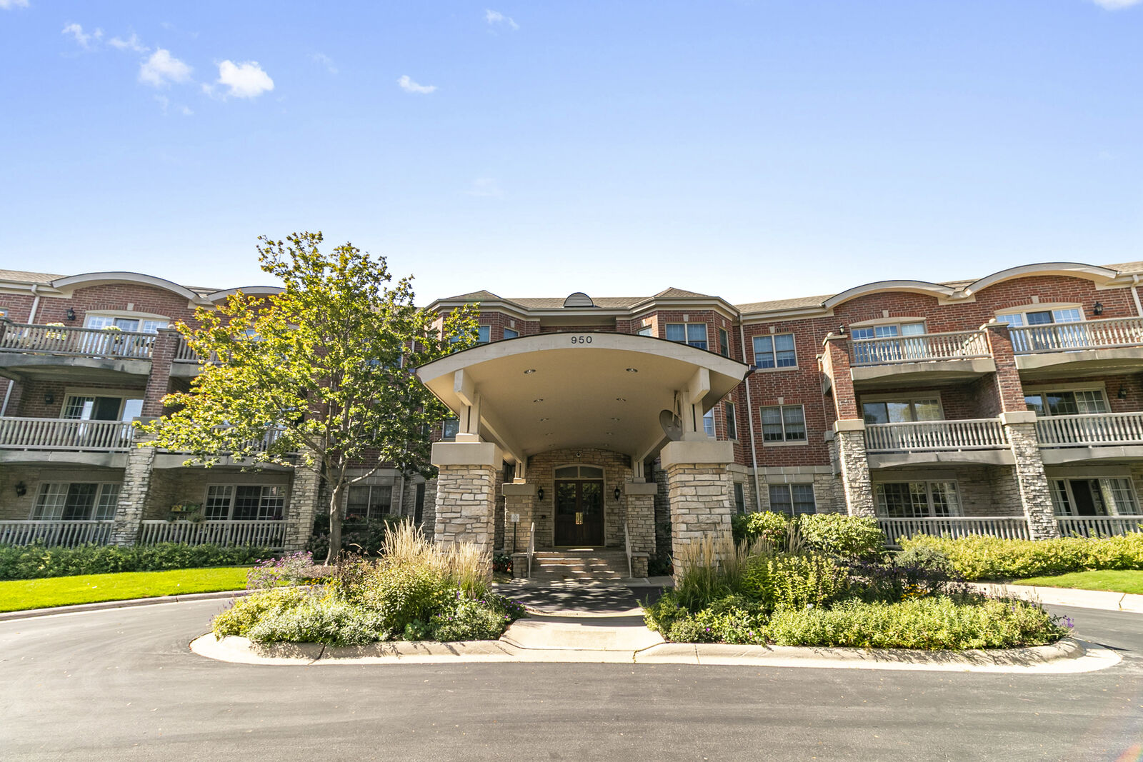 Property Photo: 950 Augusta Way 204 IL 60035