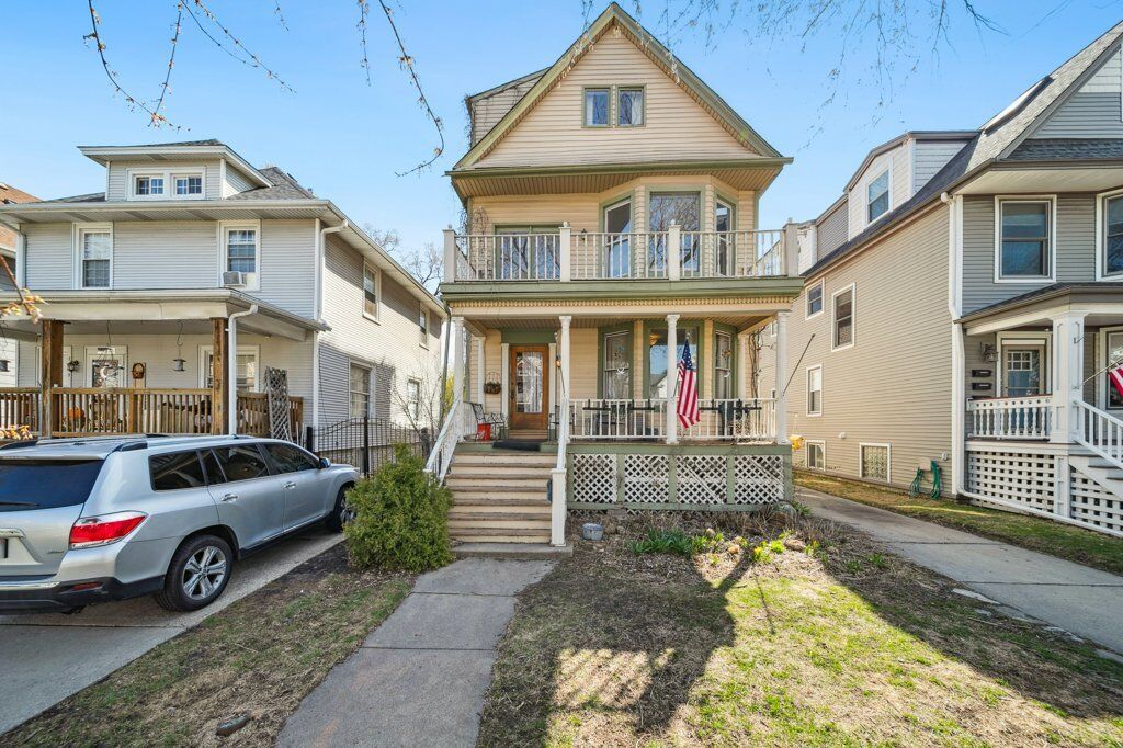 Property Photo:  3915 N Kenneth Avenue  IL 60641 