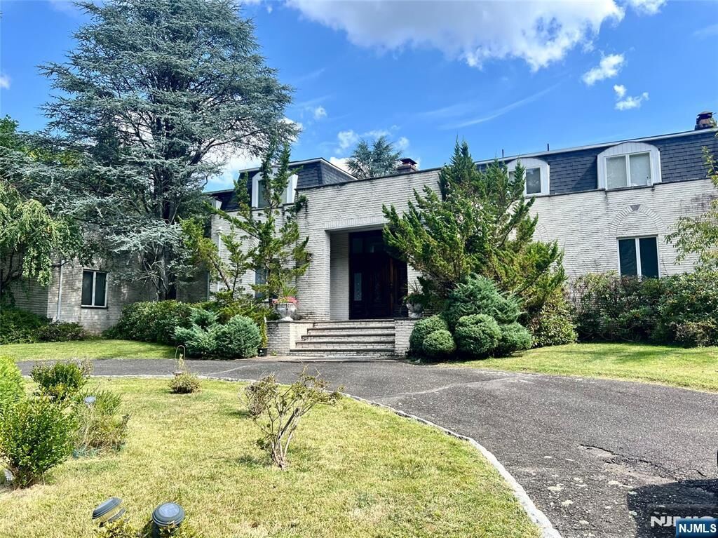 Property Photo:  132 Chestnut Ridge Road  NJ 07458 