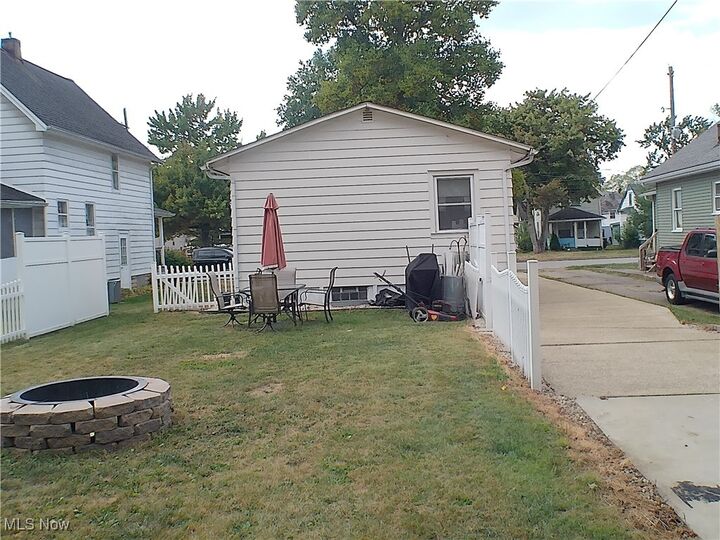 Property Photo:  408 Kenilworth Avenue NE  OH 44483 