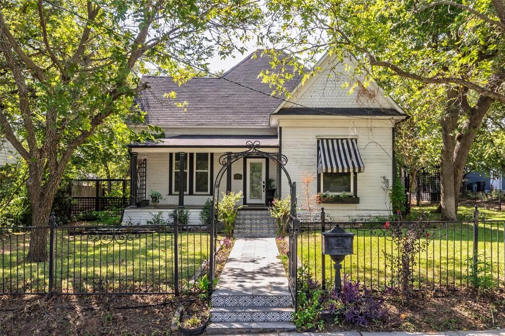 Property Photo:  824 S Alamo  TX 76086 