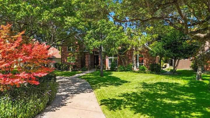 Property Photo:  8 Equestrian Trail  TX 75116 