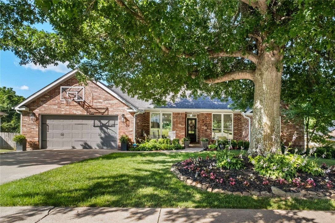 Property Photo: 2203 N Aspen Drive AR 72703