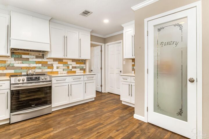 Property Photo: 1630 Spalding Cir FL 32514
