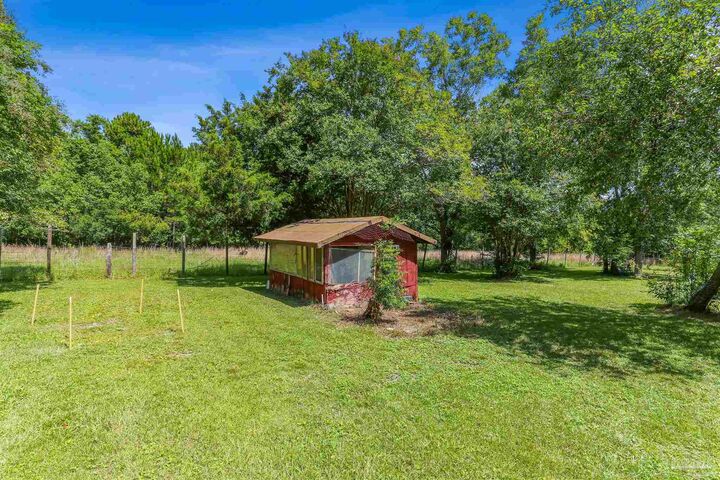 Property Photo: 939 Avalon Blvd FL 32583