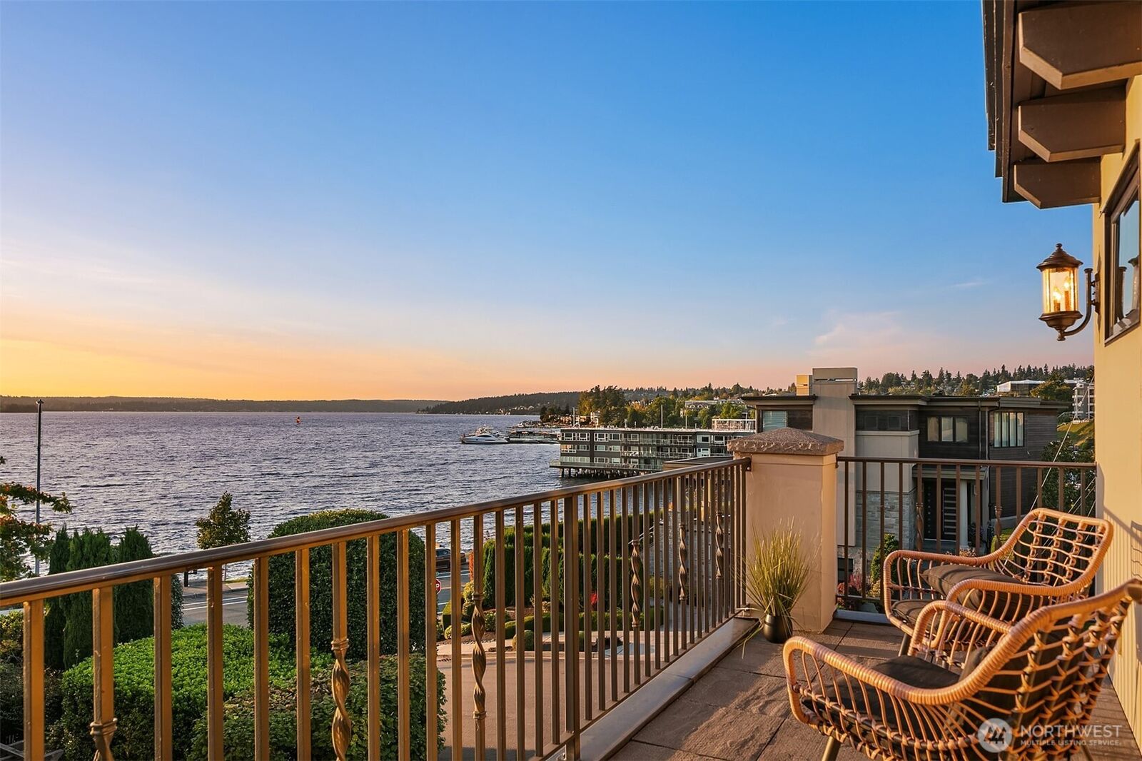 Property Photo:  701  1st Street S  WA 98033 