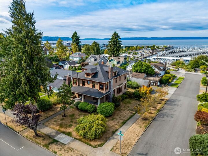 Property Photo: 1602 Rucker Ave WA 98201
