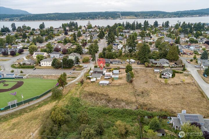 Property Photo:  1311  H Avenue  WA 98221 