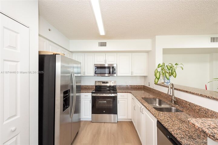 Property Photo:  1155 Brickell Bay Dr 609  FL 33131 