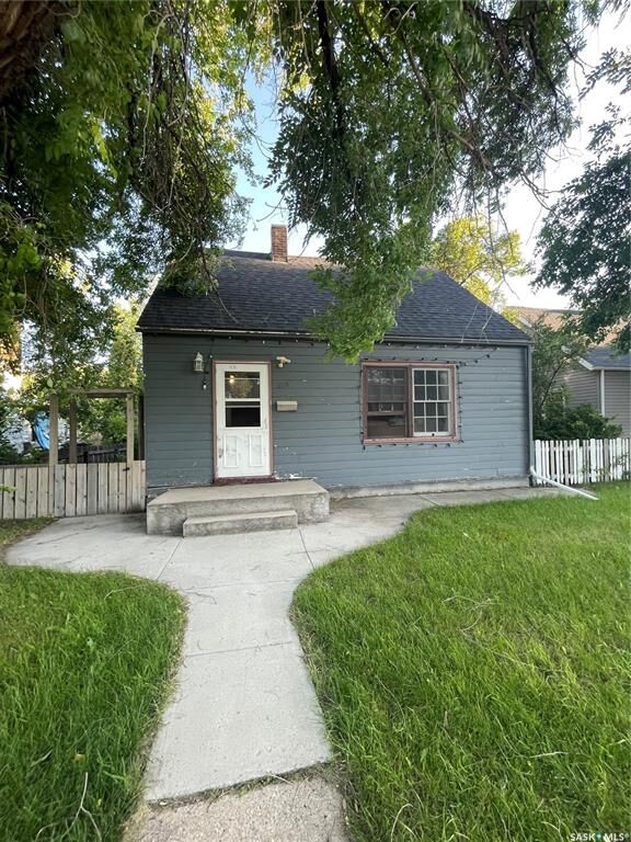 828 8th Street E  Saskatoon SK S7H 0R6 photo